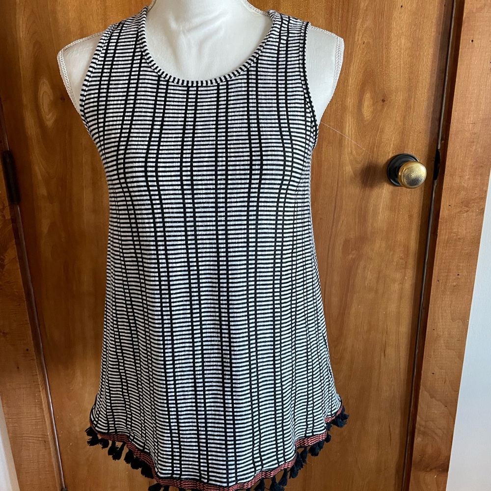 🔴Woman’s sleeveless top W5 size Small with tassel trim